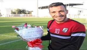 وقال زاهر إن معلول قال للصحفي: Ø±Ø³Ù…ÙŠØ§ Ø¹Ù„ÙŠ Ù…Ø¹Ù„ÙˆÙ„ Ù„Ø§Ø¹Ø¨ ÙÙŠ Ù†Ø§Ø¯ÙŠ Ø§Ù„Ø£Ù‡Ù„ÙŠ Ù‚Ù†Ø§Ø© Ø§Ù„Ø¹Ø§Ù„Ù… Ø§Ù„Ø§Ø®Ø¨Ø§Ø±ÙŠØ©