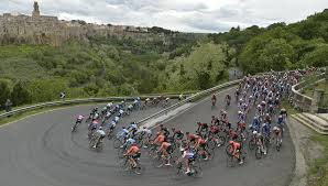 El giro de italia es tradicionalmente la primera gran vuelta de la temporada, disputándose después de las clásicas, cuando la nieve se derrite en las montañas y las. Giro De Italia 2019 La Etapa 5 De Ciclismo Hoy Directo Online