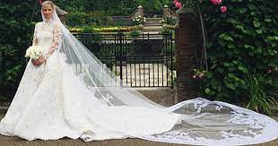 Bitte lesen sie unsere größentabelle in der linken leiste. 70 000 Euro Robe Die Details Zu Nicky Hiltons Valentino Brautkleid Krone At