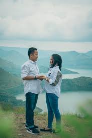 Dengan saling berpandangan tanpa berpelukan dengan latar cahaya matahari dipadu dengan pohon. Prewed Tao Artvisual Lake Toba By Tao Artvisual Bridestory Com