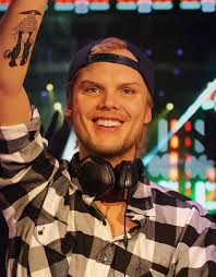 Aviciin äiti avautuu viimein poikansa kuolemasta