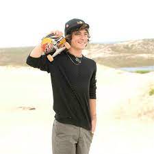 Living in paradise within walking distance to the beach, and a sick pool and vert ramp in his backyard. Boardriding Pedro Barros