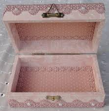 Caixa De Mdf Decorada Com Renda E Pérola Caixa Em Mdf Forrada Com Tecido 100 Algodao Com Apliques Em Perolas E Renda Caixa Decorada Com Tecido Caixas Decoradas Caixa De Madeira Decorada