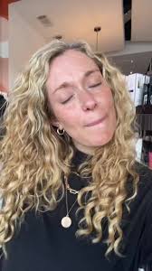 Transforma tu cabello con rizos de fresa