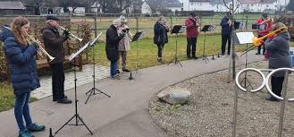 Reinschlüpfen und loslaufen! Ob auf die Terrasse, in den Garten oder an den  Strand, die Zeit der mühsam zu schnürenden Win- t