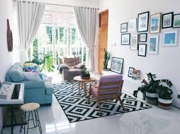 Penggunaan sofa untuk ruang tamu kecil bisa anda lakukan dengan pemilihan interior yang tak berlebihan, seperti ruang tamu ini menggunakan satu sofa saja untuk kesan lebih luas. Gambar Desain Ruang Tamu Kecil Mungil Minimalis Desain Interior Interior Ide Ruang Keluarga