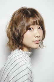 ショートボブは前髪ありで大人可愛く 前髪なしで大人クールに 髪 色 ボブ レイヤーボブ