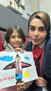 مسافر کوچولو مهربون امشبمون آسمان خانم که برای من نقاشی هواپیمامون رو کشید  و خستگی یه شب شلوغ و با خنده قشنگش برد 🥰