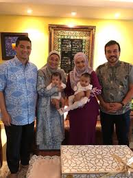 Ketua polis daerah putrajaya, asisten komisioner mohd fadzil ali berkata, turut akan dipanggil ialah ahli keluarga mohamed azmin, anggota pasukan gerakan am (pga) yang. Siti Nurhaliza Bawa Siti Aafiyah Beraya Bersama Azmin Ali Anwar Ibrahim Dan Tun M Buzzkini