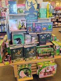 If you were a parent who never read these books, would this display make  you think, Oh, this is a fantasy novel series I can get for my kid!...? :  rwicked