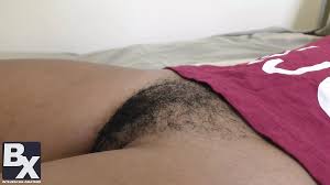 Une chatte poilue noire se fait remplir de grosse bite blanche et de crème  chaude