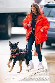 I Am Obsessed With Emily Ratajkowski S Dog Walking Outfits Dog Walking Outfit Walking Outfits Emily Ratajkowski Outfits