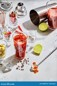 Cóctel De María Pimienta Sangriento Con Agitador De Cuchara De Bar Y Filtro  De Aceitunas De Lima Y Pimienta Imagen de archivo