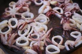 Cumi yang sudah dicuci bersih dan dipotong sesuai ukuran dan lebar yang diinginkan. Resep Cumi Goreng Mentega Rasanya Lebih Enak Dibanding Restoran
