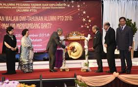 Sejarah kewujudan jawatan pegawai tadbir diplomatik di malaysia. Dr Mahathir Mohamad On Twitter Saya Hadir Ke Majlis Makan Malam Dwi Tahunan Alumni Pegawai Tadbir Dan Diplomatik Ptd Dan Dalam Ucapan Saya Diingatkan Walaupun Sudah Bersara Kita Perlu Sentiasa Aktif Dalam