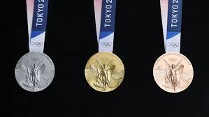 Pero además representan las tres primeras edades del hombre de la mitología clásica griega: Japon Presenta Las Medallas Olimpicas De 2020
