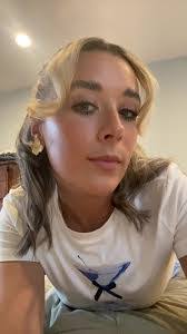 Leah Shannon's Instagram, Twitter & Facebook