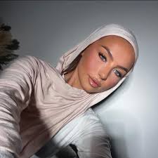 Mobile make up artists in Leeds available Saturday the 8th of march?