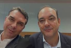 Flávio Bolsonaro, enfim, arruma um palanque no segundo maior colégio eleitoral do país