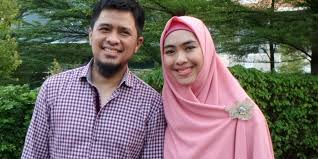Sementara itu, arti nama hana dalam bahasa jepang adalah bunga atau mekar, mirip dengan zahra. Arti Nama Anak Ketiga Oki Setiana Dewi