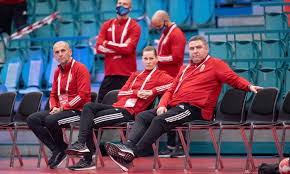 Să sperăm că va fi o zi bună pentru handbalul românesc. ReacÈia Staff Ului Maghiar La Finalul Meciului Cu Romania De La Europeanul De Handbal