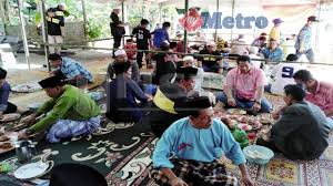Budaya ini sebenarnya dah ada sebelum era. Adat Makan Bertalam Terus Dipelihara