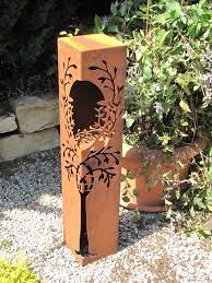 edelrost dekosaule mit baum und offnung die edelrost dekosaule ist uber zwei seiten mit einem sehr filigranen baum verziert dabei umschliess fer forge jardins