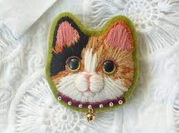 三毛猫の毛糸刺繍のブローチ1匹目 クルーエルの刺繍 ねこ 刺繍 ビーズ刺繡