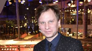 He is an actor, known for sommersturm (2004), vihollinen porteilla (2001) and engel & joe (2001). Robert Stadlober Wird Erstmals Vater B Z Berlin