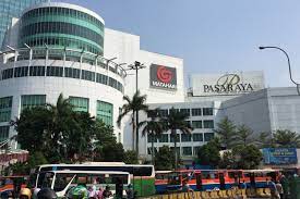 Suasana pasar raya di malaysia menyambut bulan ramadhan 2021#suasananbulanramadhandimalaysia. Pemburu Diskon Bikin Pasaraya Blok M Ramai Mendadak Halaman All Kompas Com