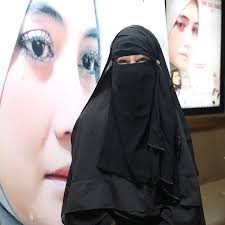 Umi Pipik, dari Model Seksi hingga Memakai Cadar - Entertainment Fimela.com