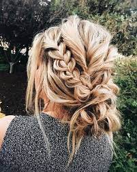 25 Coiffures A Tester Quand Il Fait Chaud Coiffure Longue Jolie Coiffure Coiffure Cheveux Mi Long