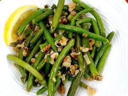 Nel frattempo sbucciate le patate, lavatele, asciugatele e tagliatele a fettine di circa tre millimetri di spessore. Fagiolini Lessi Con Noci