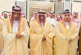 خادم الحرمين الشريفين يؤدي صلاة الميت على الأمير عبدالله بن عبدالعزيز بن مساعد بن جلوي رحمه الله صحيفة المختصر الإخبارية