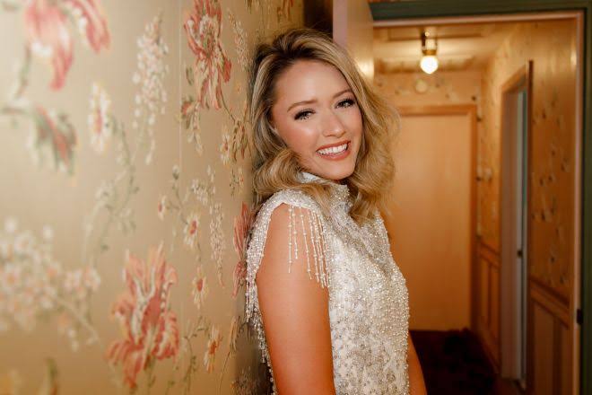A Standing Ovation for Della: How the Grand Ole Opry Turned Hope Into Harmony