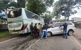 Tukang cuci bus / cleaning service. Bus Intra Kontra Avanza Di Jalinsum Siantar 5 Korban Dilarikan Ke Rumah Sakit Harian Mistar