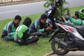 Saat ini, gojek telah tersedia di 50 kota di indonesia. Indonesia Keeps Close Watch On Gojek Grab Merger For Fear Of Monopoly