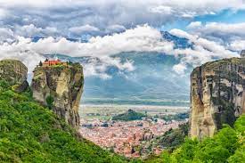 Since 1988 metéora is included in the unesco world heritage list. Kalambaka Griechenland Ein Mystischer Ort Zu Fussen Der Meteora Kloster Geo