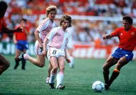 Christian eriksen fue el gran protagonista del dinamarca vs. Spain 5 Denmark 1 In 1986 In Queretaro Jesper Olsen Passes Forward As Denmark Started Off Brightly English Football League National Football Teams Kids Soccer