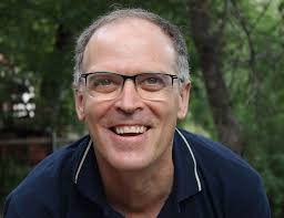 Entrevista a Rafael Latre, productor de “Con latierra en los pies”: “Una  historia sobre la vidade los pueblos y su lucha por mantener supatrimonio  cultural, material e inmaterial”