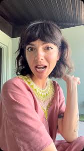 Channeling Jennifer Tilly except without the extravagant jewelry 😆 one  day!!