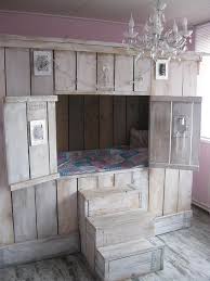 L Idee Deco Du Samedi Un Lit Cabane Avec Des Palettes Floriane Lemarie Lit Gigogne Lit En Palette Lit Superpose Enfant