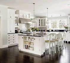 White Cabinets In Staggered Heights Lots Of Crown Molding Light Gray Paint Dark Wood Floo Remodelacao Da Cozinha Cozinhas Domesticas Cozinha Preta E Branca
