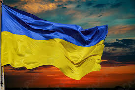 Außerdem kann die ukrainische fahne super vielseitig eingesetzt werden. Flagge Der Ukraine Gegen Den Himmel Bei Sonnenuntergang Foto Vorratig Crushpixel