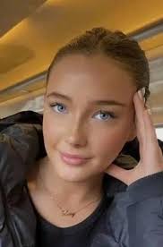 I haven't posted anything for a few days now because of how I've been  feeling so to make up for it, I have created this winter picture with  Martha. My apologies again