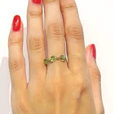 オリーブの実のようなグリーンのペリドットの指輪の価値《ジュエリー大百科》