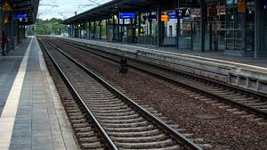 Doch die bahn will auf die gdl zugehen. Deutsche Bahn Gdl Stellt Weichen Auf Streik Bahn Attacke Auf Das Ganze Land Wirtschaft Bild De