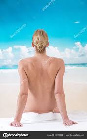 Mujer Desnuda Playa — Foto de stock #598755532 © imagepointfr