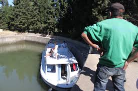Passage D Une Ecluse Sur Le Canal Du Midi Pas De Betises L Eclusier Nous Surveille Le Canal Du Midi Agde Canaux