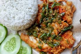 Sambal merupakan salah satu pelengkap makanan yang tidak boleh dilupakan. Resep Cara Membuat Ayam Geprek Sambal Ijo Nikmat